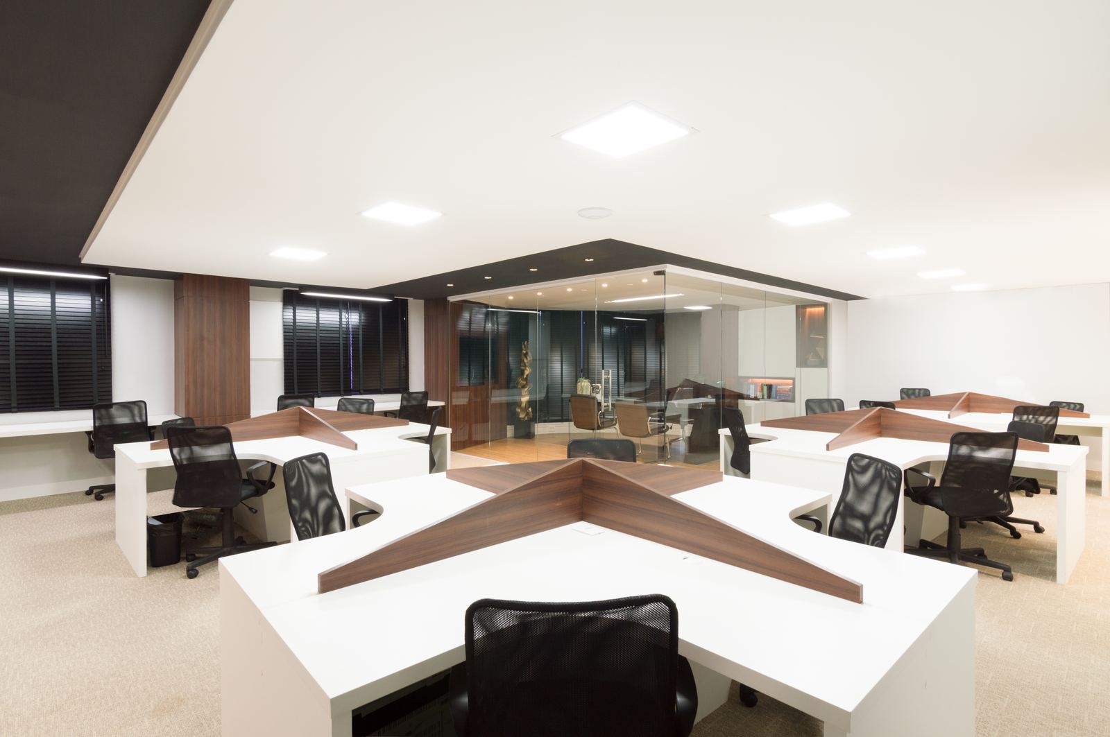 Coworking corporativo com estações de trabalho