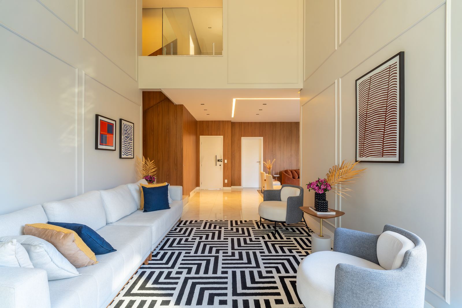 Sala de estar integrada, projeto residencial de alto padrão assinado por Laís Costa