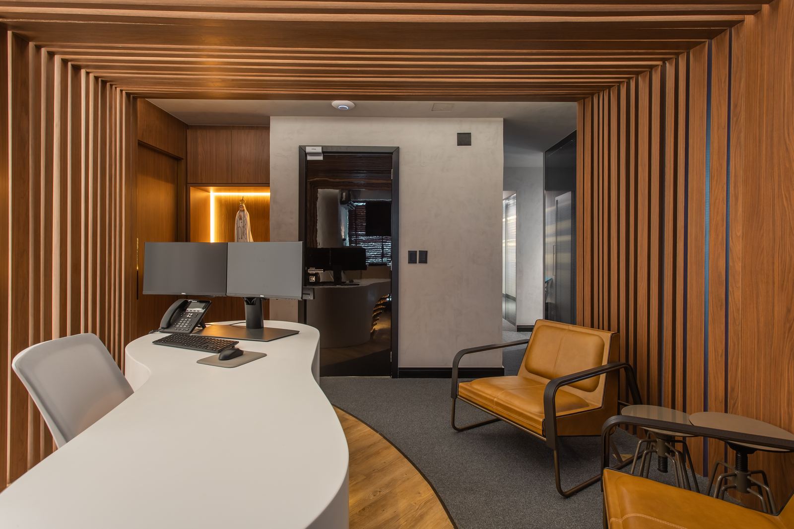 Recepção corporativa projetada por Laís Costa, arquitetura comercial de alto padrão